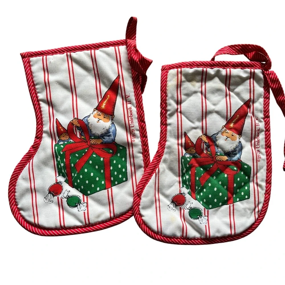 Vintage 1979 Unieboek B.V. Gnome Christmas Oven Mitts Pair Red White Quilted‎